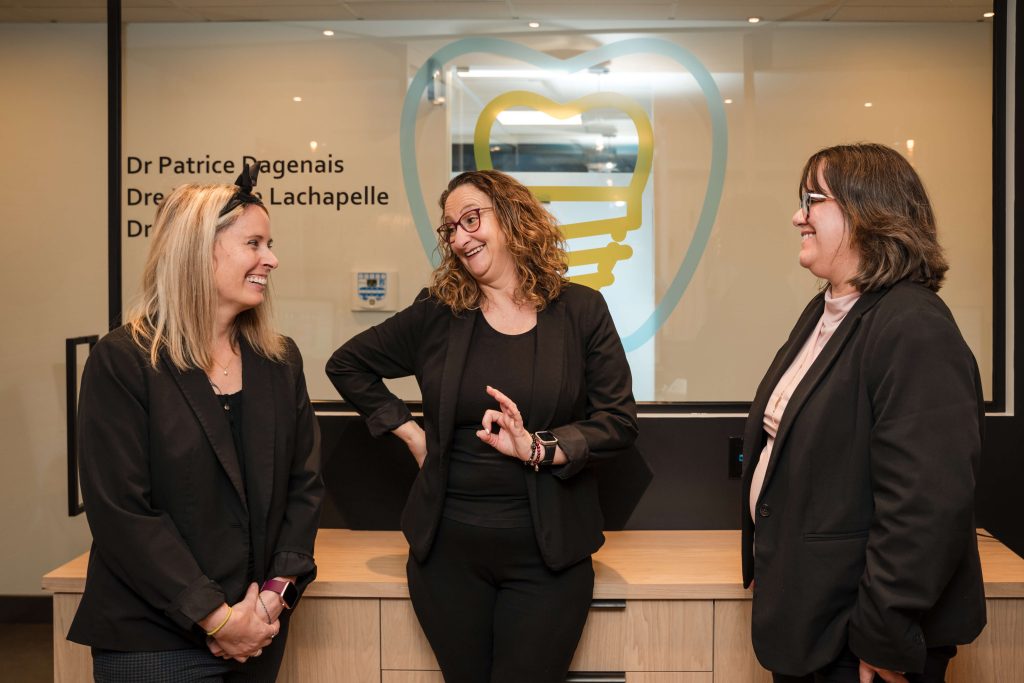 Équipe du Centre dentaire Boucherville en conversation à la réception