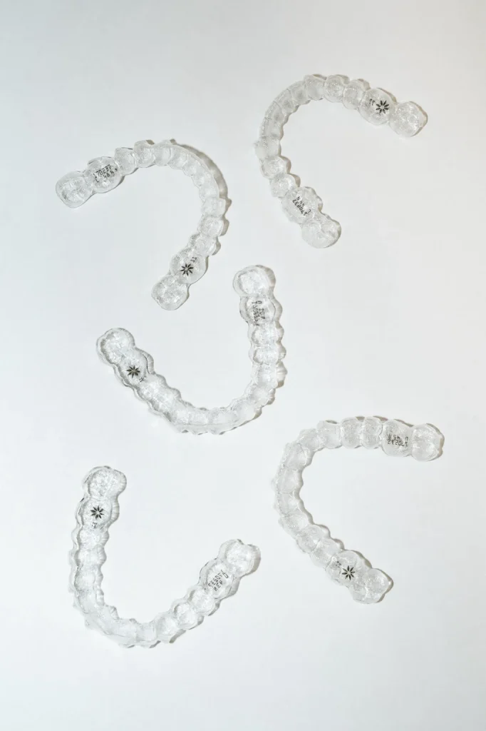 Série d’aligneurs transparents Invisalign utilisés pour corriger l’alignement des dents