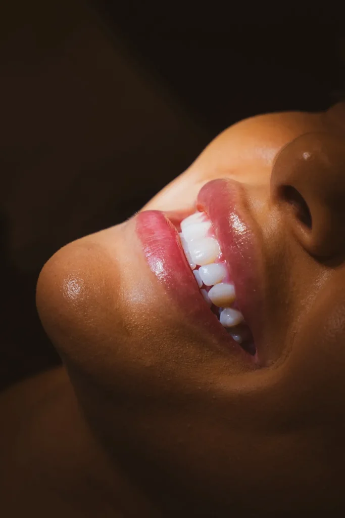 Gros plan d’un sourire aux dents blanches et naturelles après un traitement esthétique