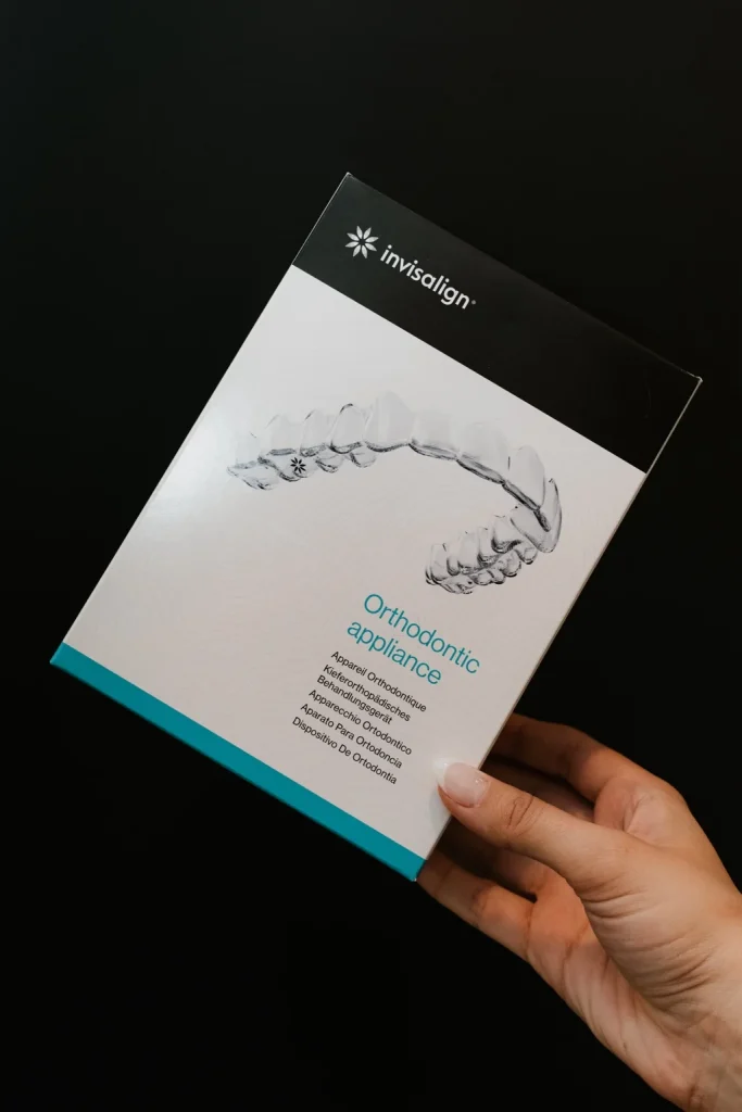 Boîte d’aligneurs transparents Invisalign utilisée pour un traitement orthodontique