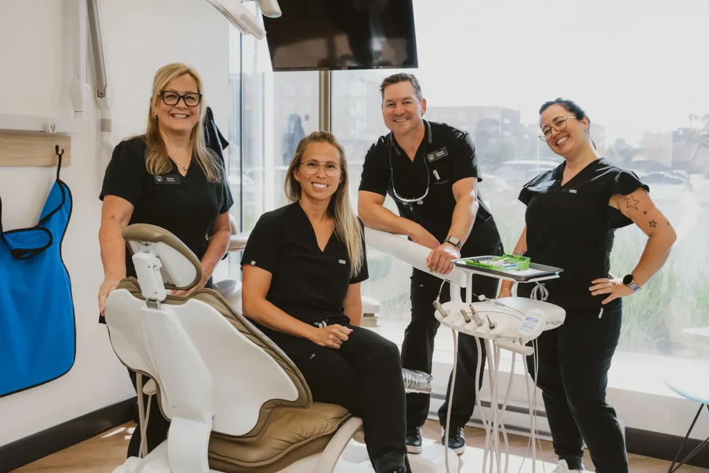 Équipe du Centre dentaire Boucherville dans une salle de traitement