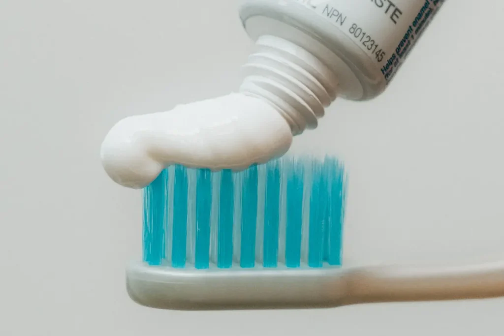 Dentifrice appliqué sur une brosse à dents pour l'hygiène bucco-dentaire