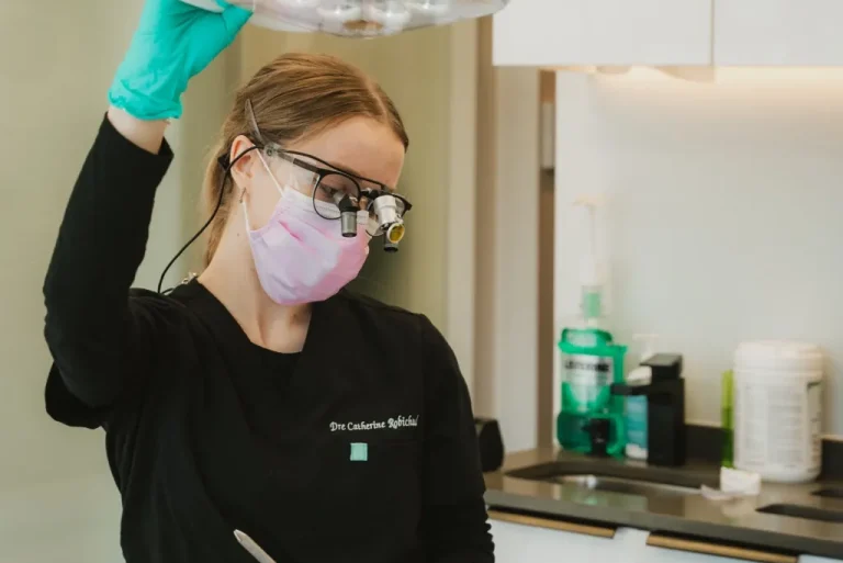 Dentiste préparant une patiente avant un examen dans une salle de soins dentaire
