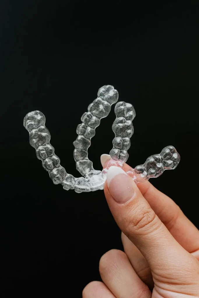 Gouttières transparentes utilisées pour un traitement orthodontique par aligneurs