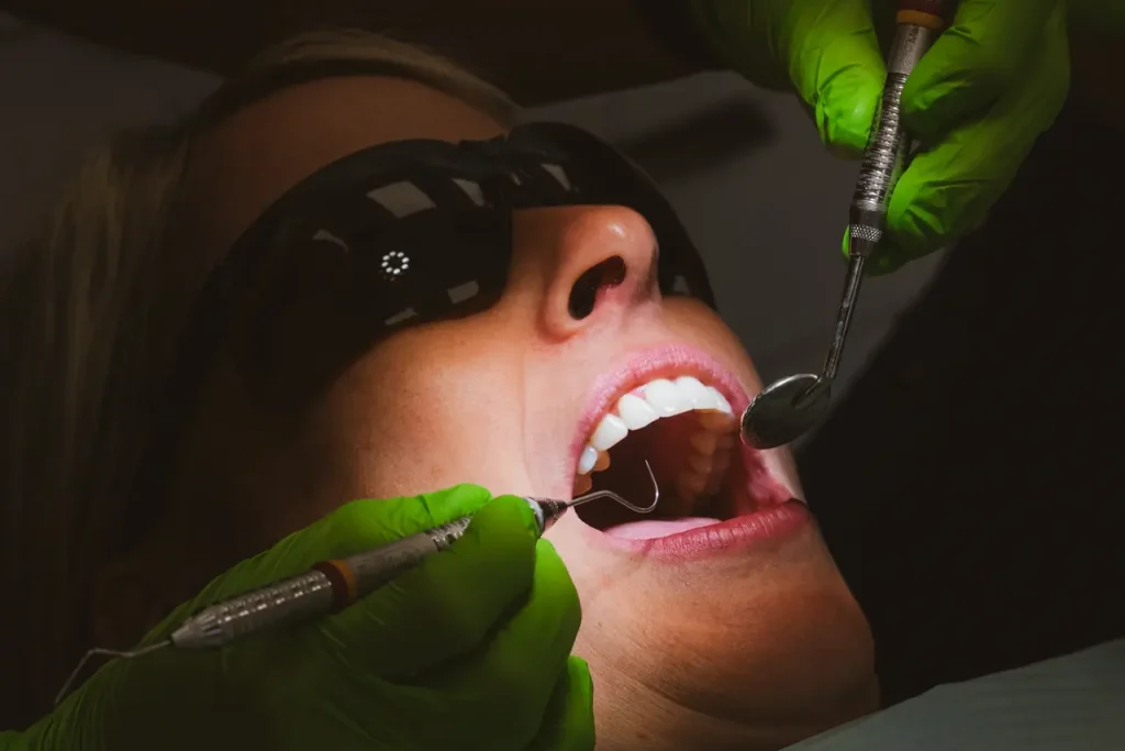 Examen dentaire en gros plan avec instruments au Centre dentaire Boucherville