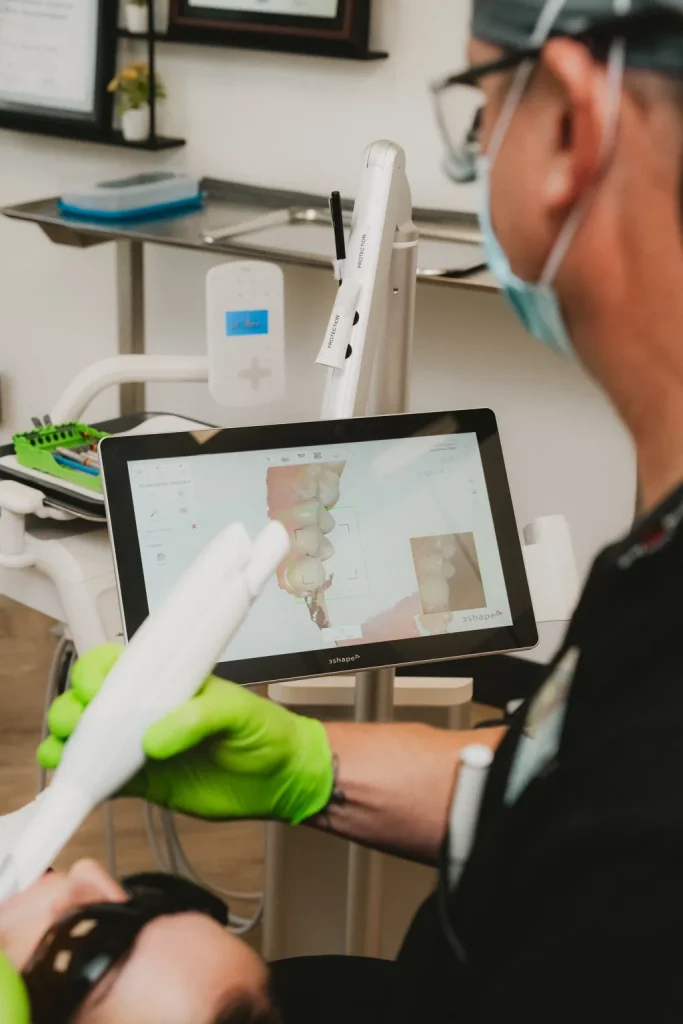 Dentiste utilisant un scanner intraoral numérique pour réaliser une empreinte dentaire 3D