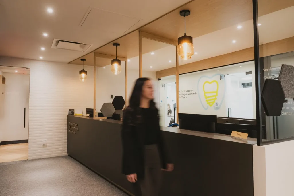 Réception moderne du Centre dentaire et d’implantologie Boucherville avec comptoir d’accueil