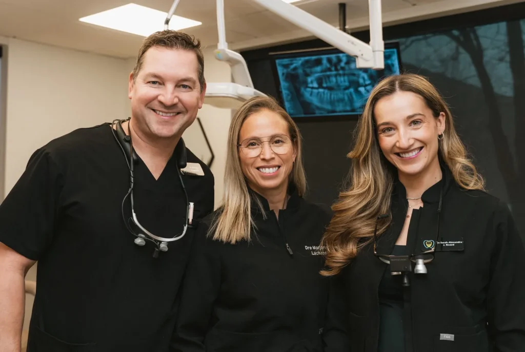 Équipe de dentistes et professionnelles en santé buccodentaire souriant dans une clinique dentaire