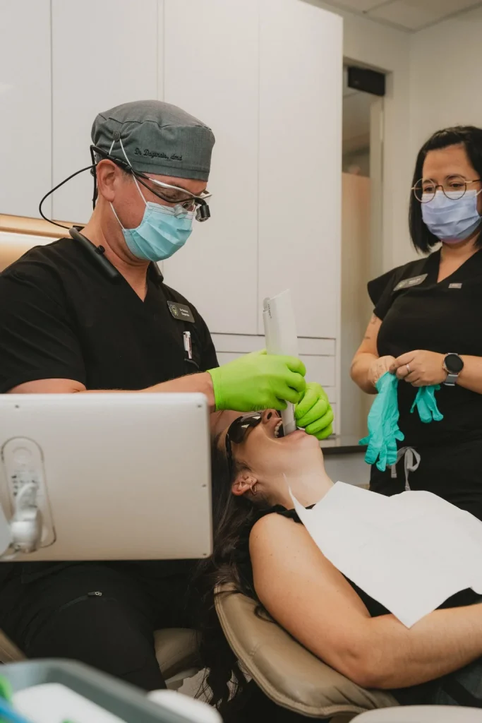 Dentiste réalisant un scan intraoral numérique sur une patiente
