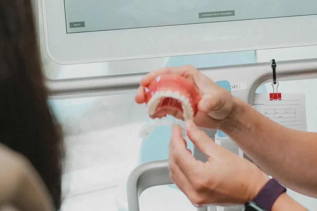 Simulateur Invisalign et modèle dentaire montrant une gouttière transparente